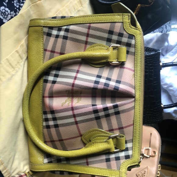 Burberry checkered handbag, please note that it does not have a shoulder strap. - Picture 3 of 6